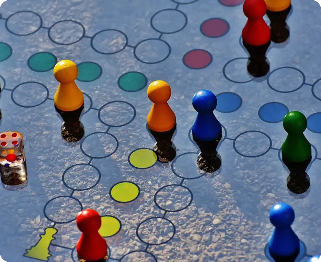 Bovenaanzicht van een bordspel met dobbelstenen en veelkleurige pionnen op een pad, een klassiek tafelspel en een concept voor familie-entertainment.