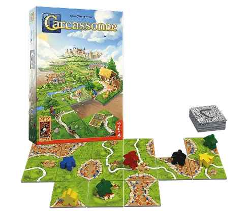 Doos van het bordspel Carcassonne met de tegels en speelstukken erin afgebeeld, een middeleeuws strategiespel waarbij tegels worden geplaatst.