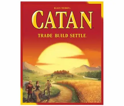 De doos van het bordspel Catan is voorzien van een illustratie van een zonsondergang, een klassiek strategiespel over handel en nederzettingen.