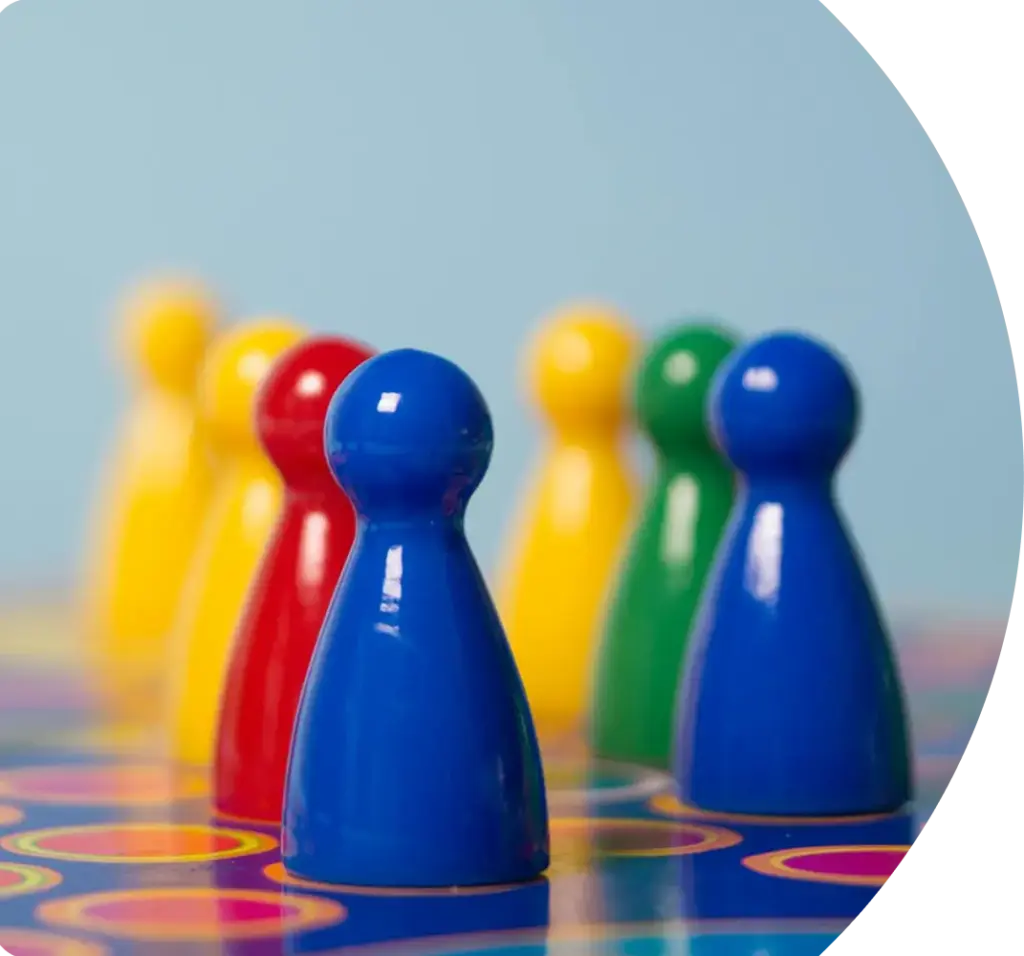 Close-up van kleurrijke pionnen op een bordspelbord, met een geringe scherptediepte die strategie, teamwork en het concept van tafelspellen benadrukt.